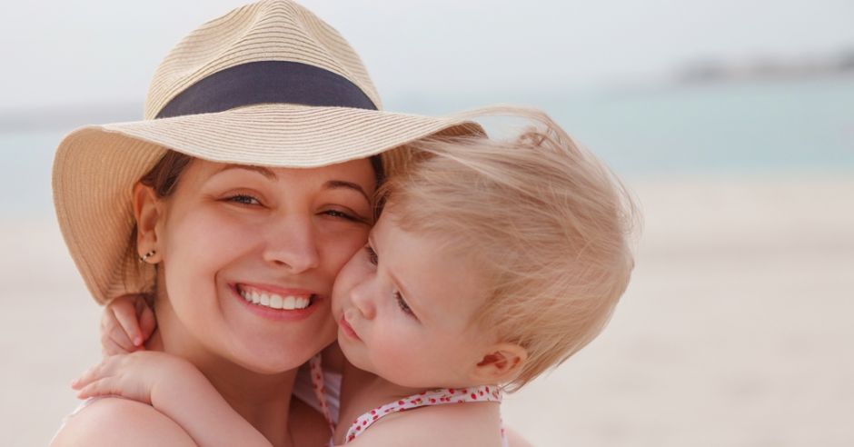 Wakacje z dzieckiem, mama z dzieckiem na plaży