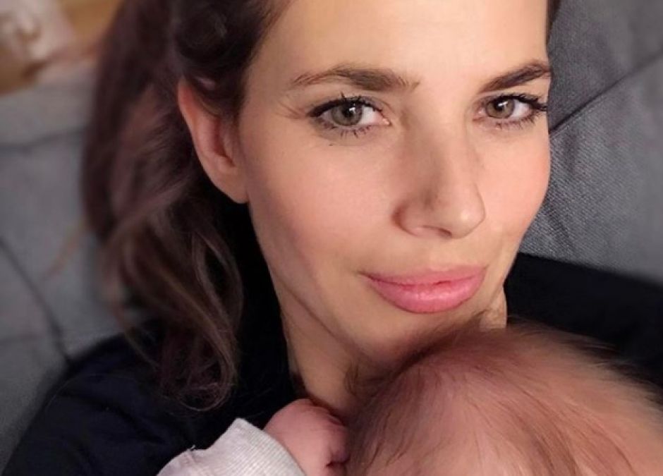 Weronika Rosati z córeczką w objęciach