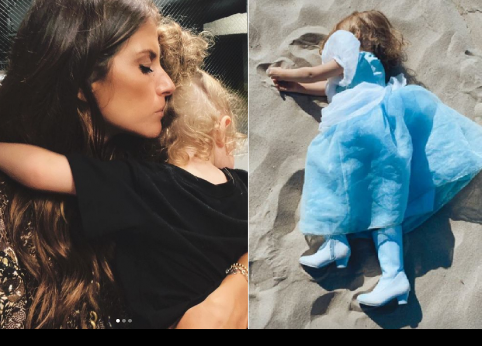 Weronika Rosati z córką na plaży