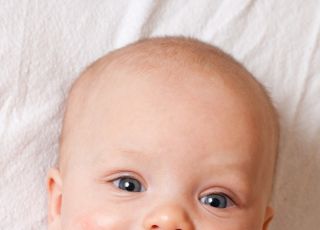 ząbkowanie niemowlaka, objawy ząbkowania, kiedy ząbkowanie, niemowlę, gryzak