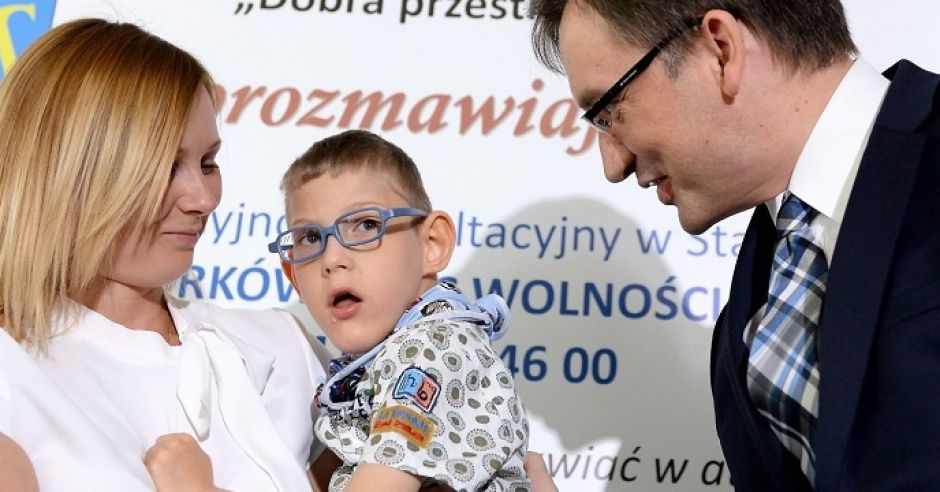 Zbigniew Ziobro przekazuje pieniądze z programu 500+