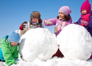 zimowe zabawy, zabawy na śniegu, lepienie bałwana, rodzina, dzieci