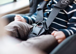 Źle zapięty fotelik samochodowy to poważne zagrożenie dla dziecka