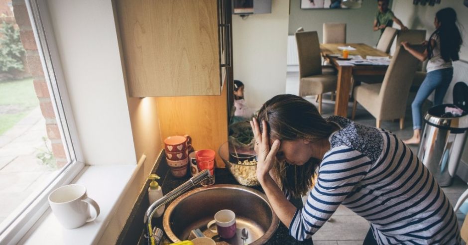 Zmęczona mama zajmuje się domem i dziećmi