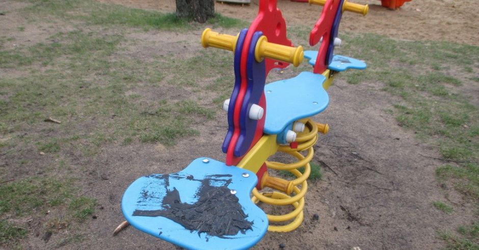 zniszczony plac zabaw